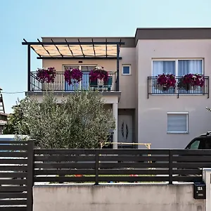  Apartment Mena